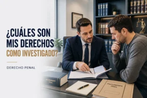 Abogado asesorando a una persona investigada sobre sus derechos en un procedimiento penal
