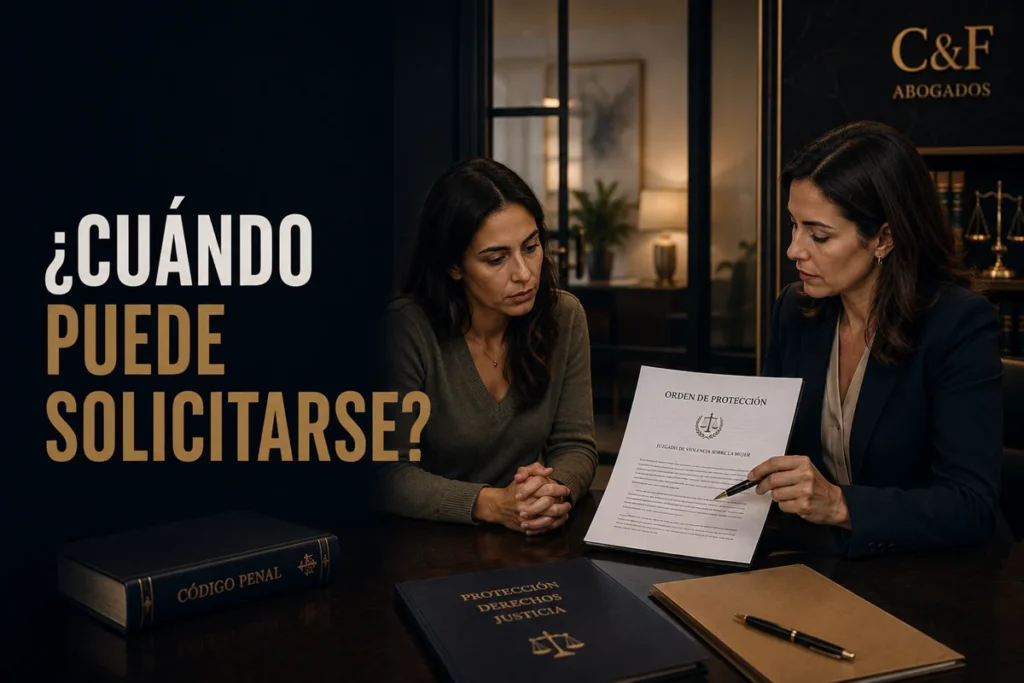 Mujer recibe asesoramiento jurídico sobre una orden de protección por violencia de género